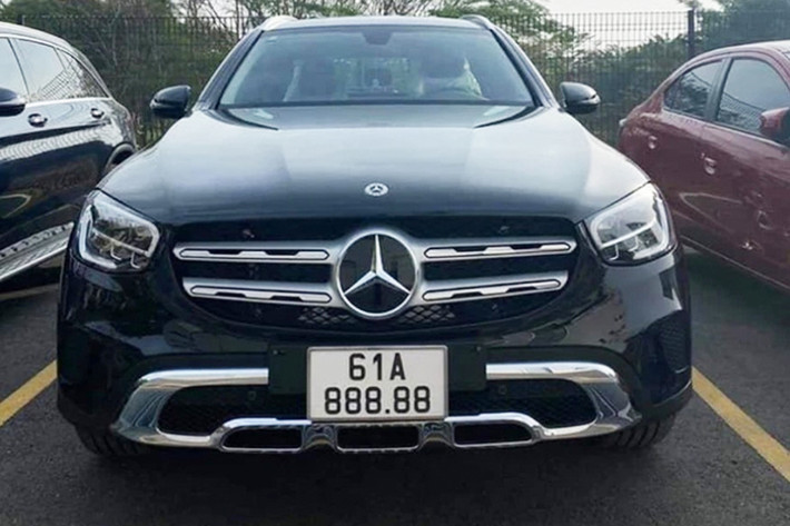 Người bán cho biết, chiếc Mercedes-Benz GLC200 4Matic biển siêu đẹp này mới chạy được 2.000km và hiện có giá chào bán tới 7,8 tỷ đồng. Mức giá rao bán này đắt gấp 3 lần xe lăn bánh một chiếc Mercedes-Benz GLC200 4Matic mới "đập hộp".