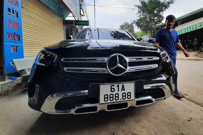 Chiếc Mercedes-Benz GLC 200 4Matic thế hệ mới này được trang bị khối động cơ xăng tăng áp 2.0L, 4 xi-lanh, cho công suất tối đa 197 mã lực và mô men xoắn 320 Nm. Kết hợp cùng hộp số tự động 9 cấp.