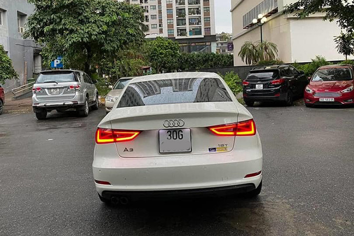Xe được trang bị đèn định vị, đèn hậu, đèn phanh, đèn xi-nhan dạng LED. Mâm xe là loại 10 chấu đơn. Audi A3 sedan 2014 sở hữu kích thước chiều dài 4.460 mm, chiều rộng 1.800mm, chiều dài cơ sở 2.640mm, khoang chứa đồ dung tích 425 lít. Hệ thống ống xả kép đặt bên trái cản sau.