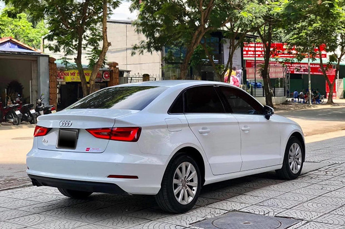 Audi A3 tại Việt Nam sử dụng động cơ 1.8 TFSI sản sinh công suất tối đa 180 mã lực, mô-men xoắn cực đại 250 Nm cùng hộp số tự động ly hợp kép S-tronic 7 cấp. Tốc độ tối đa của Audi A3 sedan là 235km/h và mất 7,3 giây để tăng tốc từ 0 - 100km/h.
