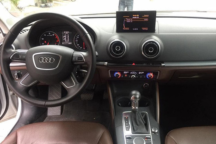 Ở bên trong, nội thất chiếc xe sang Audi A3 sedan này được bọc da màu nâu cafe, nhựa màu đen. Ghế lái và ghế phụ có khả năng chỉnh điện. Màn hình giải trí cỡ vừa đặt nổi chính giữa bảng điều khiển. Phía dưới là 2 cửa gió điều hoà tròn.