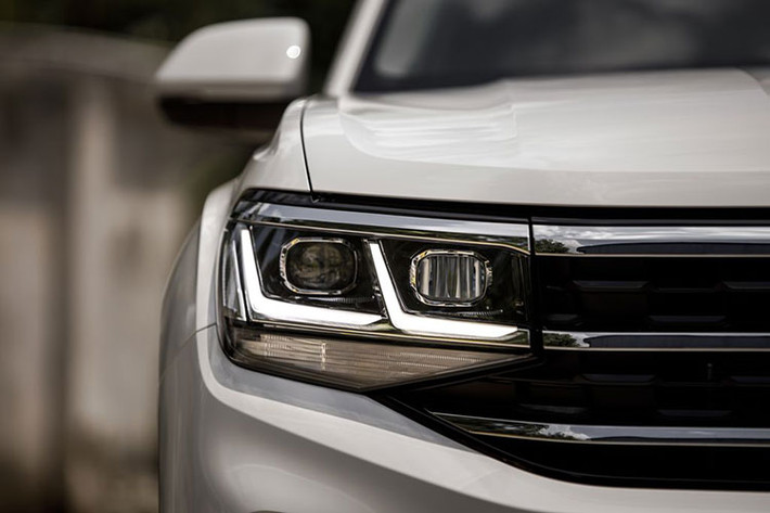 Volkswagen Teramont 2021 được xây dựng dựa trên nền tảng MQB nổi tiếng của Tập đoàn Volkswagen thế giới. Xét về thiết kế, Teramont lớn hơn bất kì chiếc Volkswagen SUV nào trên thế giới nhờ sở hữu kích thước tổng thể lần lượt là 5.097 x 1.990 x 1.777 mm.