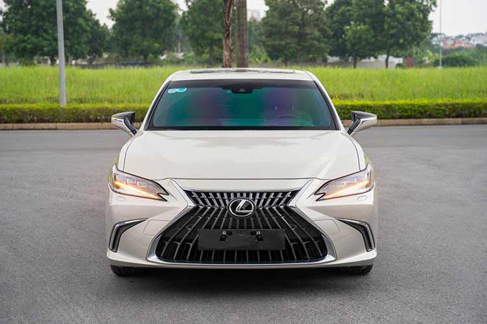 Chiếc xe trong bài đang được chào bán trên sàn xe cũ Hà Nội khoảng hơn 2,1 tỷ đồng sau khoảng hơn 2 năm lăn bánh. Như vậy, chủ xe chỉ lỗ nhẹ khoảng 400 triệu đồng cho một chiếc xe sedan hạng sang. So với các thương hiệu xe sang như Mercedes-Benz hay BMW, đây được xem là một khoản phí rất ít.