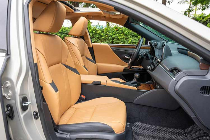 ES 2021 được bổ sung hệ thống phanh an toàn khi đỗ xe PKSB (Parking Support Brake). Hệ thống quản lý thông tin từ cảm biến đỗ xe xung quanh, cảm biến radar của Hệ thống cảnh báo va chạm khi lùi (RCTA), hình ảnh từ camera, qua đó cảnh báo người lái về va chạm có thể xảy ra với vật thể tĩnh, với xe đang di chuyển từ phía sau, hay với người đi bộ,… Nếu người lái không đạp phanh, hệ thống sẽ phanh tự động để tránh va chạm.