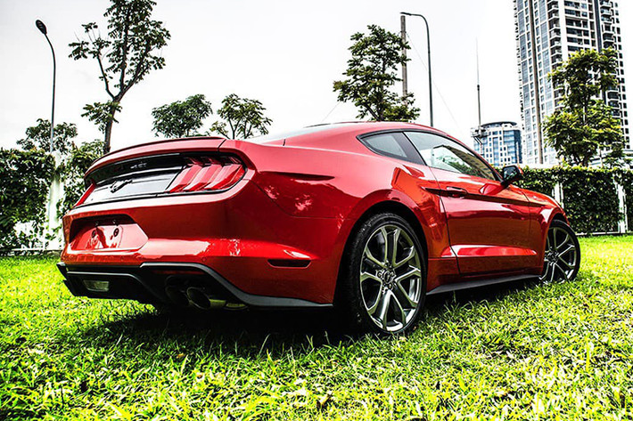 Mới đây, 1 trong 55 chiếc Ford Mustang 2020 đặc biệt giới hạn đã cập bến thị trường ôtô Việt Nam. Mẫu xe này được đại lý tư nhân tại Hà Nội nhập khẩu về nước và đang chào bán đến những đại gia Việt thích sở hữu “hàng độc” ít người có này.