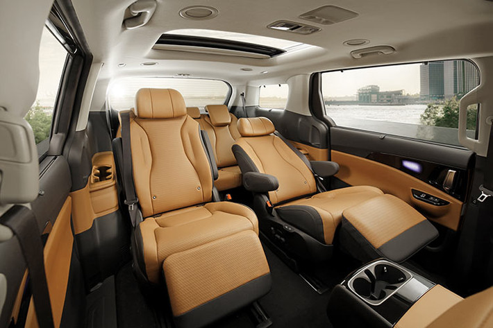 Kia Carnival cũng được bổ sung nhiều công nghệ an toàn nổi trội như hỗ trợ giữ làn đường, phanh tự động tránh va chạm và ga tự động thích ứng khoảng cách. Một số trang bị an toàn khác có thể kể đến như cảm biến va chạm trước/sau, camera 360 độ và 7 túi khí.