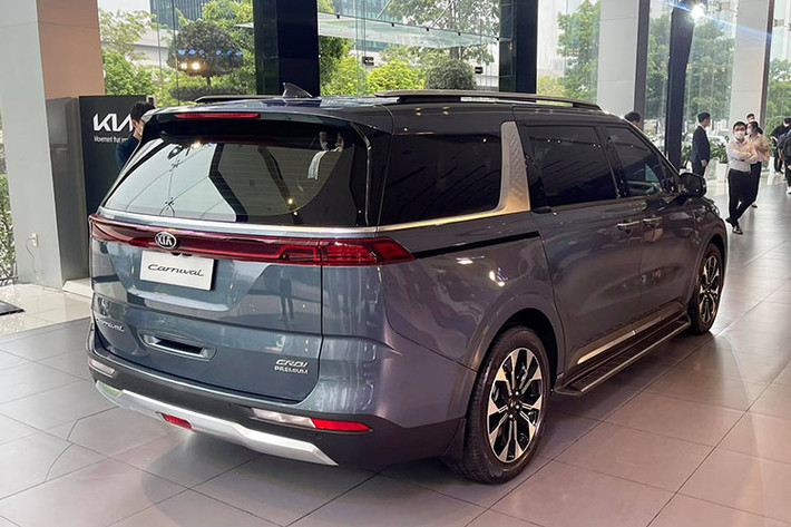 Tại buổi ra mắt KIA Carnival, THACO đã giới thiệu 5 phiên bản của Carnival với tên gọi Signature, Premium, Luxury và thêm một phiên bản riêng cao cấp hơn với 2 tuỳ chọn ghế ngồi là 4 chỗ hoặc 7 chỗ có tên gọi KIA Carnival Royal 2022 và mẫu xe này sẽ phải đặt trước để đưa vào sản xuất.