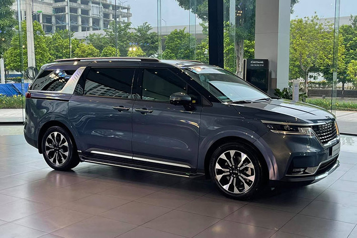 Kia Carnival hoàn toàn mới vừa được ra mắt tại Việt Nam thuộc thế hệ thứ 4 mới nhất và tiếp tục được lắp ráp trong nước. Khác biệt với đời cũ, Kia Carnival 2022 được phát triển trên khung gầm mới nên thiết kế ngoại thất của xe có nhiều điểm thay đổi, cứng cáp và khỏe khoắn hơn, hơi hướng đến một mẫu SUV hơn là MPV.