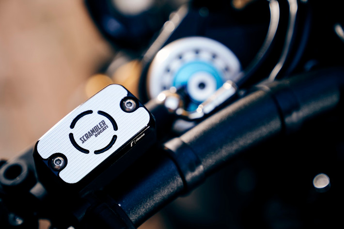 Là mẫu xe phát triển từ Ducati Scrambler 1100 Sport Pro, phiên bản Ducati Scrambler Club Italia vẫn sử dụng hệ thống treo trước/sau của Ohlins, tay lái thấp và gương chiếu hậu dạng cafe racer.