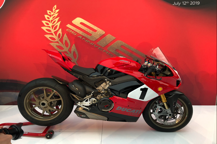 Được chế tác dựa vào nguồn cảm hứng từ siêu phẩm Ducati 966 SBK sản xuất năm 1999, siêu môtô Ducati Panigale V4 25th Anniversario 916 sở hữu diện mạo không thể bị lu mờ với thiết kế mang đậm phong cách thể thao, khoẻ khoắn và chất cá tính riêng biệt.