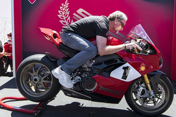 Panigale V4 25 Anniversario 916 còn được trang bị hệ thống Ducati Data Analyser+ và module GPS, cho phép tay đua có thể ghi và phân tích các yếu tố như góc nghiêng thân xe,… Ngoài ra hệ thống chuyển số nhanh hai chiều Ducati Quickshift EVO 2, cho khả năng đá số sống mượt mà ở ngay cả tua máy trên 10.000rpm.