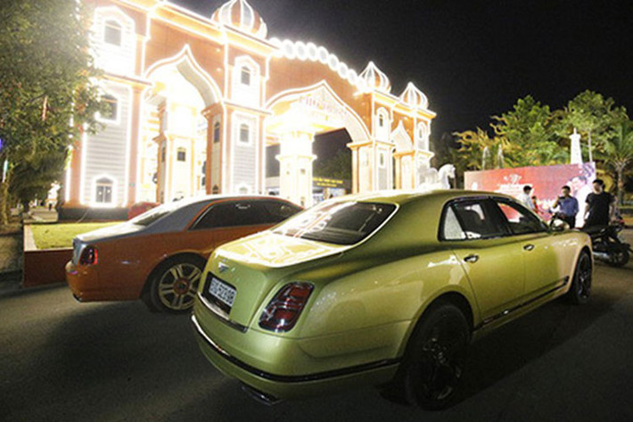 Chiếc Bentley Mulsanne thế hệ mới của vợ chồng bà Nguyễn Phương Hằng vẫn sử dụng động cơ V8, Biturbo, dung tích 6,75 lít, sản sinh công suất tối đa 505 mã lực và mô-men xoắn cực đại 1.020 Nm.