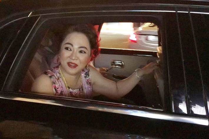 Khi bắt đầu mua xe siêu sang, doanh nhân Dũng "Lò Vôi" đã chọn mẫu xe siêu sang Rolls-Royce Phantom đắt tiền lên đến hàng chục tỷ đồng, đây là dòng xe thể hiện đẳng cấp của giới nhà giàu Việt.