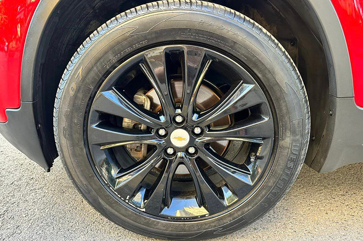 So sánh với mẫu xe đồng hương là Ford EcoSport, Chevrolet Trax có ngoại hình tương đồng. Điểm khác biệt là Trax không có lốp dự phòng treo phía sau. Đèn pha là dạng thấu kính, có tính thẩm mỹ cao.