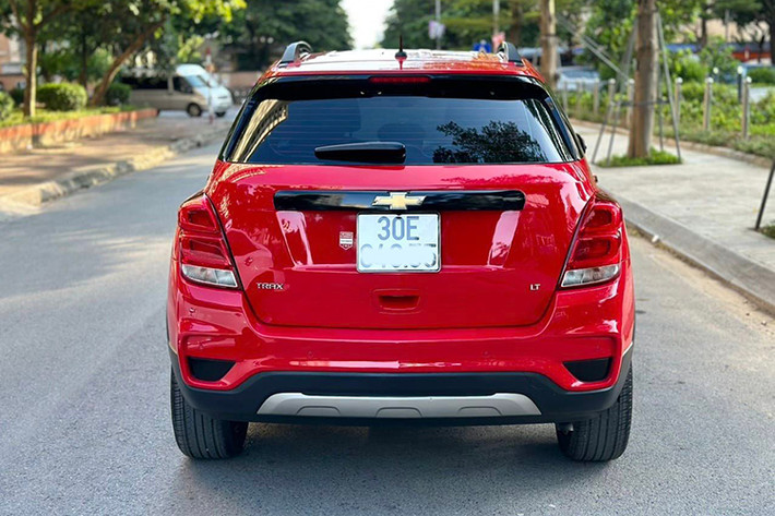 Đã 6 năm tuổi nhưng ngoại hình tổng thể Chevrolet Trax không quá cũ, xe cao ráo, đủ không gian cho 5 người lớn, các hệ thống an toàn bảo vệ người lái là khá đầy đủ.