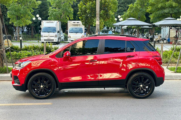 Giá xe Chevrolet Trax cũ có ưu thế đáng kể trên thị trường xe cũ khi đặt cạnh hai đối thủ là Ford EcoSport và Hyundai Kona. Tầm tiền này, người mua chỉ có thể lựa chọn EcoSport 2015-2017 (dao động 320-360 triệu). Với EcoSport đời 2018 ngoại hình đẹp hơn, khoang lái hiện đại và nhiều tiện nghi hơn, người dùng phải bỏ ra khoảng 450 triệu trở lên.
