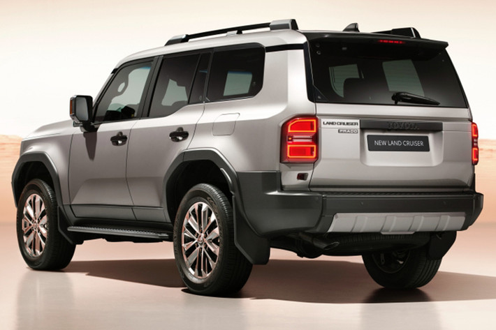 Nằm bên dưới nắp ca-pô của Toyota Land Cruiser Prado 2024 là hệ truyền động hybrid i-Force Max, tương tự mẫu xe bán tải Tacoma thế hệ mới. Hệ thống này bao gồm máy xăng tăng áp, dung tích 2.4L kết hợp với mô-tơ điện, tạo ra công suất tổng cộng 326 mã lực cùng mô-men xoắn cực đại 630 Nm. Đi kèm với đó là hộp số tự động 8 cấp.