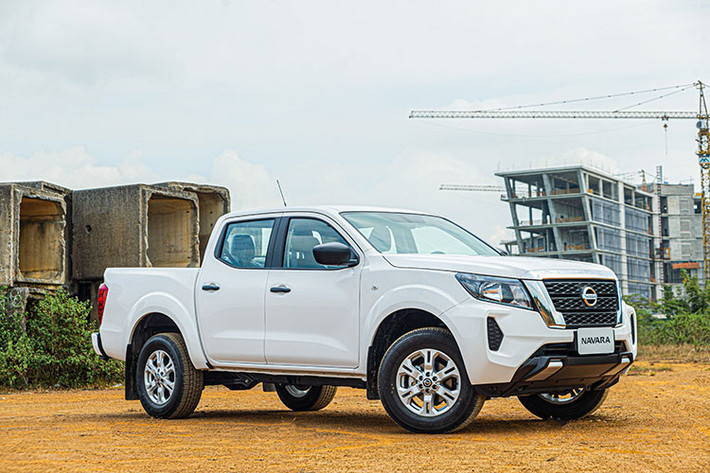 Với sự ra mắt phiên bản Nissan Navara EL 2WD 2022 mới tại Việt Nam, thị trường trong nước đã có 3 phiên bản của mẫu xe này, bao gồm Nissan Navara Pro4X, Nissan Navara VL 4WD và Nissan Navara EL 2WD, tất cả đều được nhập khẩu nguyên chiếc từ Thái Lan.