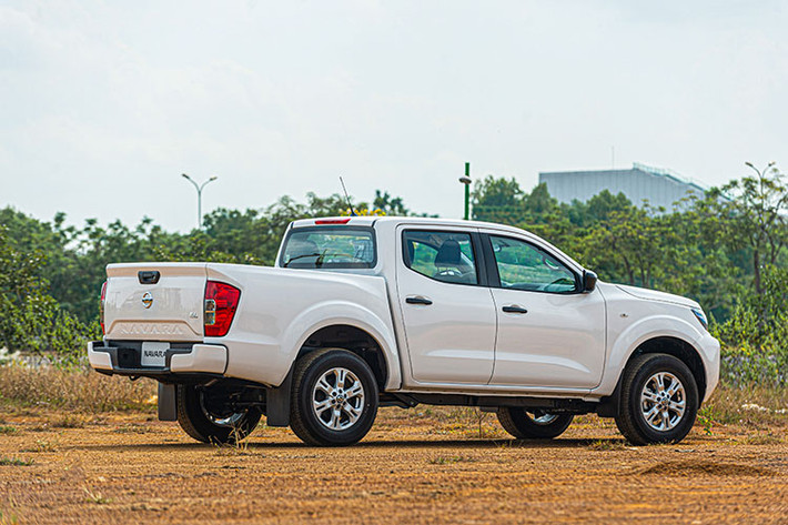 Theo đại diện hãng xe Nhật Bản, Nissan Navara EL 2WD tại Việt Nam là phiên bản được phát triển dựa trên khảo sát và việc lắng nghe nhu cầu thực tế của khách hàng, đặc biệt là những phản hồi tích cực về động cơ tăng áp kép 2.3L và hệ thống treo sau đa liên kết.