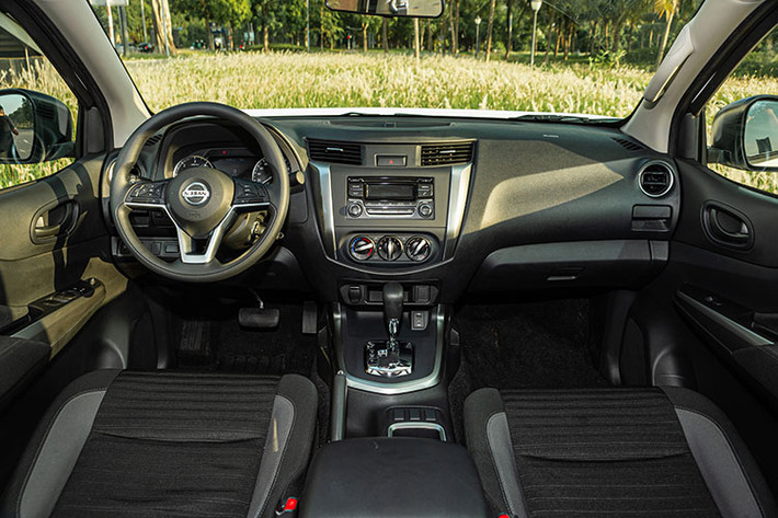 Điểm mạnh ở động cơ tăng áp kép trang bị trên Nissan Navara 2022 là mô-men xoắn cực đại đạt sớm ngay ở dải tốc độ tua máy thấp 1.500-2.500 vòng/phút. Điều này sẽ giúp chiếc xe khả năng tăng tốc ban đầu và lực kéo tốt hơn, tăng khả năng tải nặng tức thời và tiết kiệm nhiên liệu.
