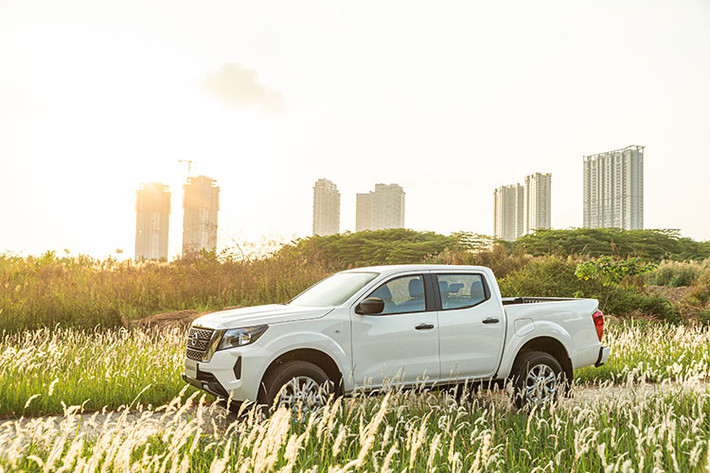 Nissan Navara EL 2WD trang bị các tính năng an toàn gồm hệ thống hỗ trợ khởi hành ngang dốc, chống bó cứng phanh, hỗ trợ lực phanh khẩn cấp, phân bổ lực phanh điện tử, hệ thống kiểm soát lực kéo, điều khiển hành trình Cruise Control, 6 túi khí và hệ thống cân bằng điện tử.