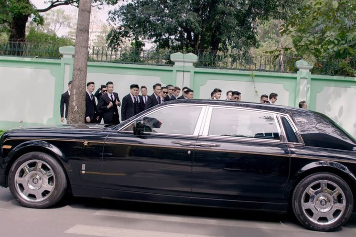 Cũng trong MV năm 2017, một chiếc xe siêu sang Rolls-Royce Phantom phiên bản Rồng giới hạn 33 chiếc dành cho thị trường Trung Quốc nhưng ước tính có khoảng 6 chiếc về dải đất hình chữ S cũng có mặt. Chiếc Rolls-Royce và Đàm Vĩnh Hưng đã kết hợp khá ăn ý trong MV này.