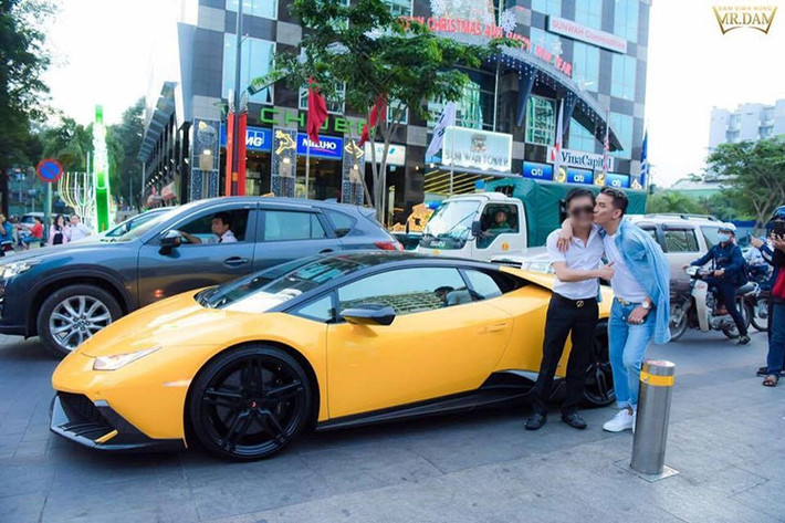 Trong một MV được phát hành vào năm 2017, Đàm Vĩnh Hưng gây bất ngờ lớn khi mời được 1 doanh nhân có tiếng trong giới siêu xe để quay cùng với mình, dù phân cảnh chỉ là doanh nhân này lái chiếc siêu xe Lamborghini Huracan LP610-4 màu vàng độ Mansory đến địa điểm quay và làm vài thao tác thân mật với Mr.Đàm nhưng cũng để lại ấn tượng khá tốt.