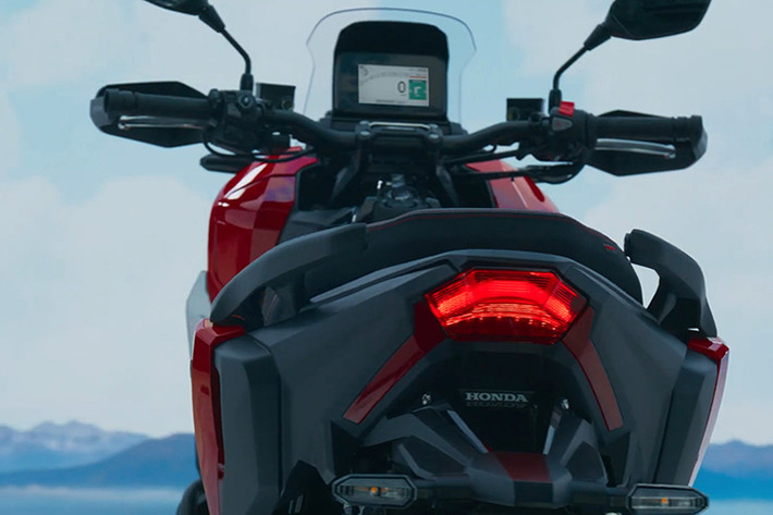 Bên cạnh đó, mẫu xe ga Honda ADV 350 2025 mới còn được trang bị cụm đồng hồ kỹ thuật số toàn phần, hiển thị đầy đủ các thông số vận hành...
