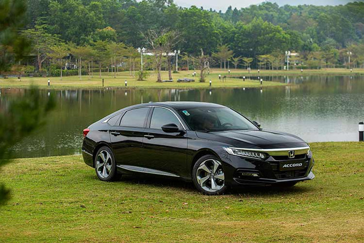Không có gì ngạc nhiên khi Honda Accord bán kém ở Việt Nam. Mẫu xe này chẳng những chỉ có 1 phiên bản mà giá bán còn cao, lên đến 1,319 tỷ đồng. Là xe nhập khẩu nguyên chiếc nên Honda Accord cũng không được hưởng chính sách giảm lệ phí trước bạ của Chính phủ.