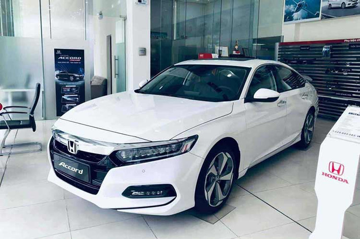 Honda Accord đang giảm tới 250 triệu đồng tiền mặt, nhờ đó giá bán thực tế chỉ còn ở mức 1.069 tỷ đồng và áp dụng cho cả xe 2023. Tuy nhiên không phải ai cũng mua được giá, bởi chương trình chỉ áp dụng cho nhân viên đại lý, chủ đại lý HEAD, cửa hàng trưởng, quản lý hoặc một số đối tác ngân hàng của Honda.