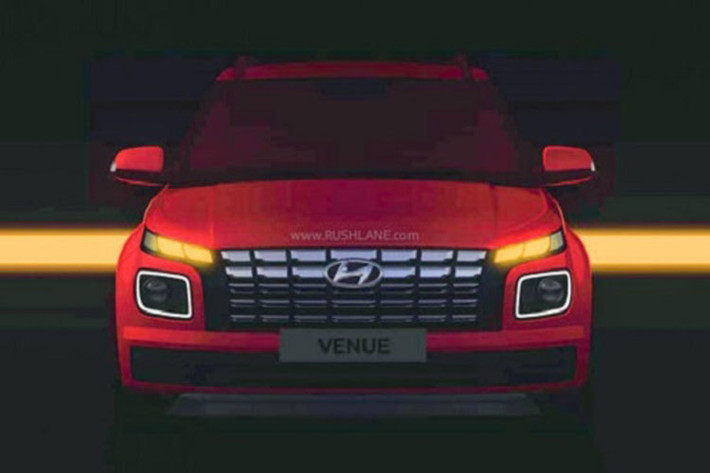 Tương tự Creta, Hyundai Venue 2023 cũng mượn phong cách thiết kế của người anh em Tucson thế hệ mới. Điều này được thể hiện rõ qua thiết kế đầu xe với lưới tản nhiệt hình chữ nhật mới, đi kèm mắt lưới 3D mạ crôm sáng bóng. Nối liền với lưới tản nhiệt là dải đèn LED định vị ban ngày thanh mảnh, nằm sát với nắp ca-pô. Trong khi đó, cụm đèn pha của xe được đặt thấp bên dưới.