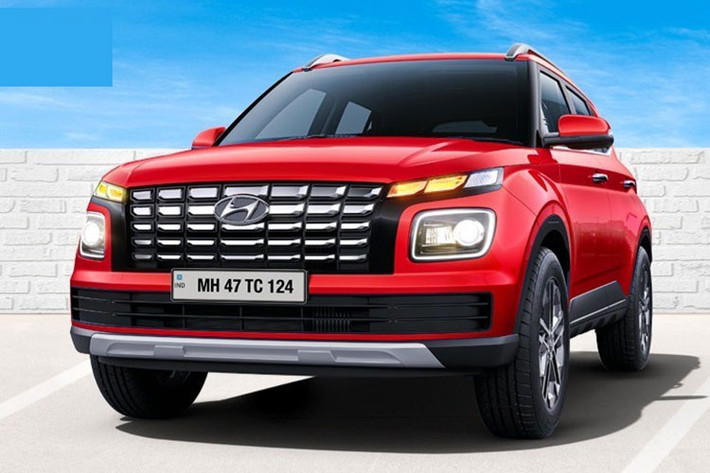 Vành xe thiết kế 5 chấu kép khỏe khoắn hơn trước. Bên cạnh đó là baga nóc và ăng-ten hình vây cá. Đằng sau xe có một số chi tiết mới như cửa cốp phẳng và thẳng đứng hơn trước hay cụm đèn hậu hình chữ "L", nối liền với nhau bằng dải đèn LED mỏng ở giữa. Cuối cùng là cánh gió mui, cản sau mới và tấm ốp màu bạc hầm hố hơn.