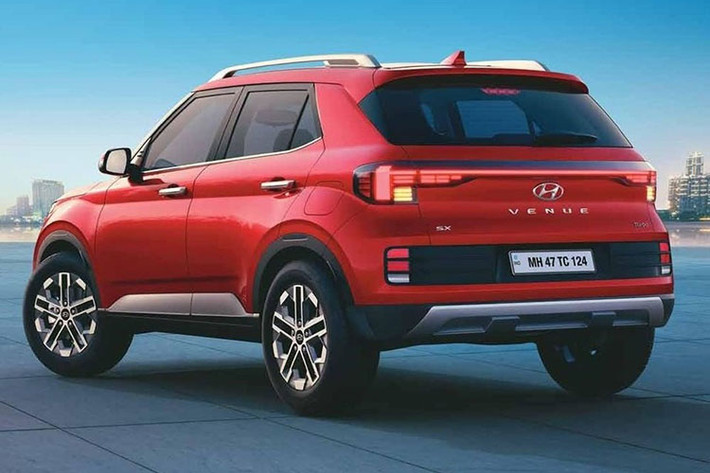 Xe vẫn có 3 tùy chọn động cơ xăng và dầu như cũ. Thứ nhất là động cơ Kappa T-GDI tăng áp, phun xăng trực tiếp, dung tích 1.0L, sản sinh công suất tối đa 120 mã lực và mô-men xoắn cực đại 175 Nm. Thứ hai là động cơ xăng Kappa hút khí tự nhiên, dung tích 1.2L với công suất tối đa 83 mã lực và mô-men xoắn cực đại 113 Nm. Hai con số tương ứng của động cơ diesel CRDI 1.5L còn lại là 99 mã lực và 240 Nm.