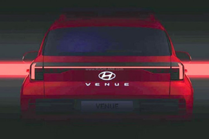 Sự thay đổi của đèn pha khiến hãng Hyundai phải thiết kế lại cản trước của Venue 2023. Trên cản trước còn có hốc gió trung tâm và khe gió nhỏ ở hai góc trong khi tấm ốp màu bạc bên dưới làm tăng vẻ thể thao cho xe. Khác với đầu xe, thiết kế bên sườn của Hyundai Venue 2023 không thay đổi quá nhiều, trừ bộ vành la-zăng mới.