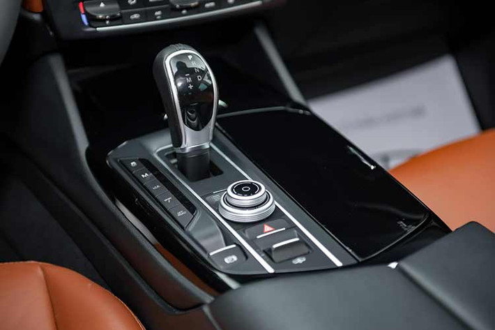 Xe được trang bị hệ thống giải trí Maserati Touch Control Plus, tính năng CarPlay của Apple, Android Auto, nhận diện giọng nói, hai cổng USB, một cổng điện 12V cho sạc di động... Levante thường có 2 tùy chọn là hệ thống âm thanh Harman Kardon 14 loa hoặc Bowers & Wilkins 17 loa.