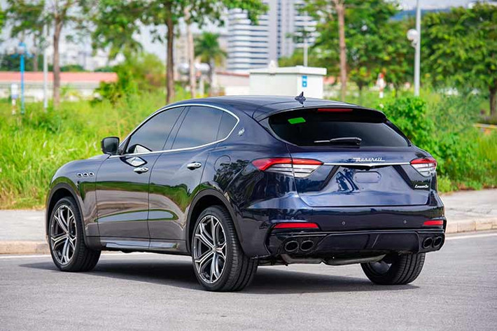 Về ngoại hình, xe được trang bị lưới tản nhiệt dạng nan dọc mạ chrome sáng bóng, theo phong cách hàm cá mập đặc trưng của Maserati. Logo đinh ba của thần Neptune nằm ở vị trí trung tâm. Cụm đèn hậu nổi bật nhờ dải LED chuyển màu, đèn pha và đèn chiếu sáng ban ngày LED.