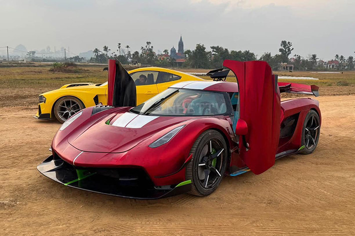 Chiếc siêu xe Koenigsegg Jesko bản sao của nhóm YouTuber người Việt được sơn màu đỏ tươi với những điểm nhấn màu trắng, xanh và đen. Để càng giống hàng thật càng tốt, Nhết TV đã lắp thêm bộ đèn pha và đèn hậu tự chế cho xe.