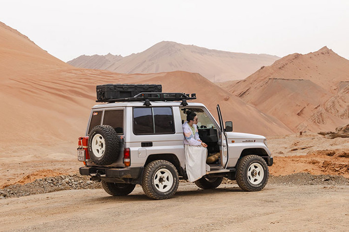 Từng gắn liền với những mẫu xe cao cấp như Mercedes-Benz ML350, Mercedes-AMG G63, Toyota Land Cruiser 300, Land Rover Defender hay môtô phân khối lớn trong các hành trình xuyên Đông Nam Á, châu Á, châu Âu, Ngô Kỳ Phong là một cái tên quen thuộc với cộng đồng mê xê dịch bằng ôtô. Tuy nhiên, lần này anh đã lựa chọn Toyota Land Cruiser 1991 phượt xuyên Trung Quốc.