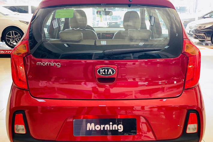 So với giá niêm yết trước đây (304 triệu đồng), giá xe KIA Morning MT hiện đã giảm 25 - 29 triệu đồng. Ngoài ra, mua xe tại thời điểm này, khách hàng còn được hưởng chính sách hỗ trợ 50% lệ phí trước bạ từ Chính phủ. Với những người đăng ký biển tỉnh, tổng chi phí lăn bánh chỉ khoảng 290 triệu đồng.