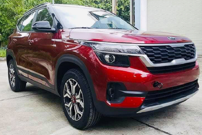Sau khi xuất hiện nhiều ý kiến trái chiều từ khách hàng, phía đơn vị sản xuất là Trường Hải (Thaco) đã có động thái thay đổi. Trong buổi xuất xưởng mẫu Kia Seltos đầu tiên tại nhà máy, Thaco đã công bố đổi cụm audio trên bản Seltos Deluxe thành màn hình AVN 8 inch và thêm camera lùi.