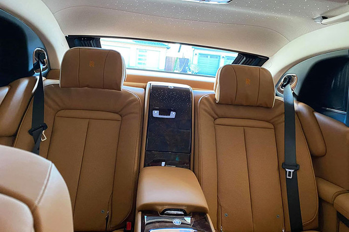 Rolls-Royce Ghost thế hệ hoàn toàn mới được trang bị khối động cơ xăng V12, tăng áp kép, dung tích 6.75 lít, tạo ra công suất tối đa 563 mã lực tại vòng tua máy 5.000 vòng/phút và mô-men xoắn cực đại 850 Nm tại vòng tua máy 1.600 vòng/phút như trước.