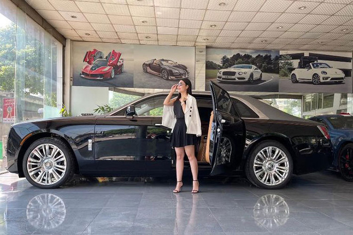 Sức mạnh được truyền tới bánh thông qua hộp số tự động 8 cấp, nhờ đó, cho phép chiếc xe siêu sang Rolls-Royce Ghost 2021 mới về nước có thể dễ dàng tăng tốc từ vị trí đứng yên lên 100 km/h chỉ trong thời gian 4,6 giây trước khi đạt vận tốc tối đa giới hạn điện tử 250 km/h.