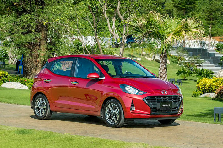 Đáng tiếc nhất trên mẫu xe cỡ nhỏ này có lẽ là việc Hyundai vẫn chỉ trang bị cho "đứa con cưng" của mình đèn pha Halogen thường chứ không có bóng Projector như kỳ vọng, đèn sương mù cũng tương tự nhưng được đặt vào hốc gió hình tam giác mới.