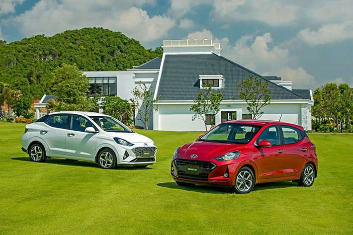 Hyundai Grand i10 hoàn toàn mới có nhiều thay đổi từ thiết kế ngoại thất và đặc biệt là không gian bên trong với nhiều cải tiến. Chính vì vậy, mẫu xe đô thị của Hyundai cũng tăng giá bán so với đời cũ. Theo công bố, Hyundai Grand i10 2021 tiếp tục được chào bán với 2 biến thể Hatchback và Sedan.