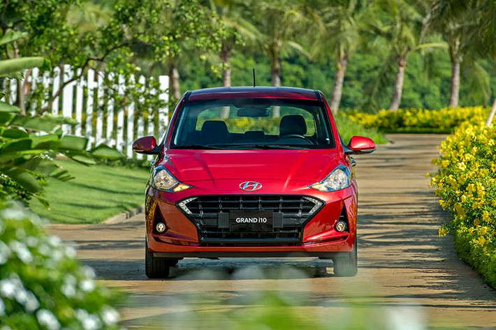 Với phiên bản Hatchback, xe có phần đầu thiết kế mới với lưới tản nhiệt mở rộng hơn, đèn định bị ban ngày dạng lưỡi liềm đặt ở đây cũng là tạo hình khác biệt so với bản.