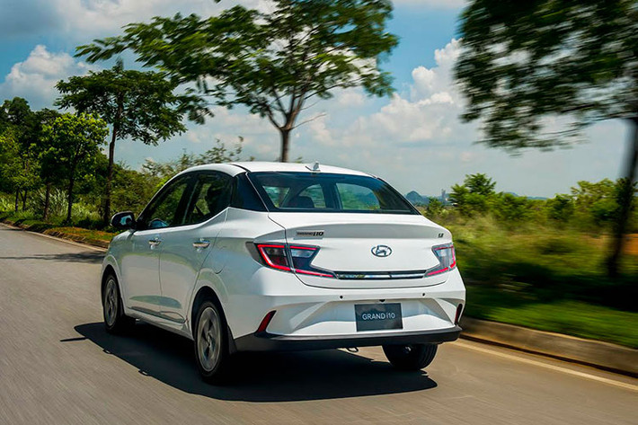Về vận hành, Hyundai Grand i10 được trang bị động cơ Kappa 1.2L MPi được hiệu chỉnh cho công suất 83 mã lực tại 6.000 vòng/phút cùng Momen xoắn cực đại 114Nm tại 4.000 vòng/phút. Động cơ trên của xe sẽ kết hợp với số sàn 5 cấp hoặc số tự động 4 cấp cùng hệ dẫn động cầu trước.