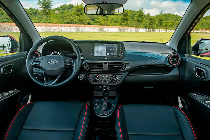 Vào đến khoang lái, Hyundai Grand i10 mới có thiết kế hoàn toàn mới, những đường vân dập 3D nổi xuất hiện ở táp-li cửa và bảng táp-lô trung tâm giúp xe hiện đại hơn. Mẫu xe này có màn hình giải trí đặt nổi nối liền với bảng đồng hồ sau lái và có thể kết nối điện thoại thông minh.