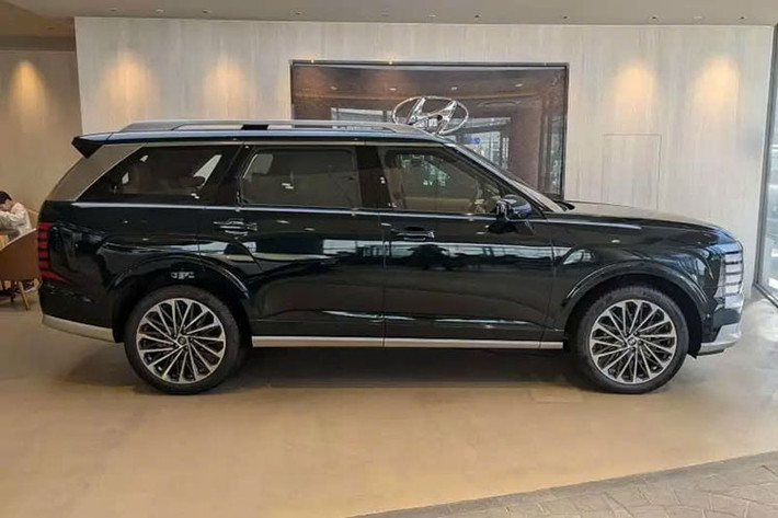 So với phiên bản tiền nhiệm, mẫu xe SUV Hyundai Palisade 2026 có chiều dài tăng thêm 65mm, đạt mức 5.060mm. Trong khi đó, chiều rộng và chiều cao vẫn giữ nguyên lần lượt là 1.980mm và 1.805mm. Đáng chú ý, chiều dài cơ sở cũng được mở rộng thêm 70mm, nâng tổng chiều dài cơ sở lên 2.970mm.