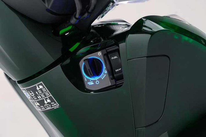 Ngoài bộ vỏ khá đặc biệt này, Honda SH 2024 phiên bản Vetro được trang bị thêm một số phụ kiện như kính bảo vệ phần đầu xe, thùng chở hàng phía sau.