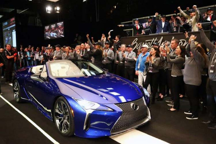 Trong tuần qua, chiếc xe sang Lexus LC500 Convertible bản thương mại đầu tiên đã được đưa lên sàn đấu giá trong khuôn khổ sự kiện Barrett-Jackson tại Scottsdale, Arizona. Đây đồng thời là chiếc LC500 Convertible phiên bản thương mại đầu tiên được sản xuất và chính là chiếc xe duy nhất mang phối màu đầy thu hút này.